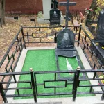 Памятник из серого гранита с цоколем — фото 5