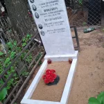 Памятник из белого мрамора с цоколем — фото 1