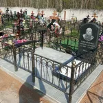 Благоустройство с гранитным цоколем и оградой — фото 3