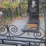 Вертикальный памятник с портретной гравировкой — фото 5