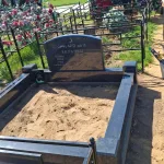 Благоустройство с гранитным цоколем и оградой — фото 5