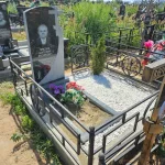 Памятник с крестом и кованой оградой — фото 8