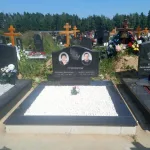 Памятник с крестом и кованой оградой — фото 6