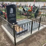 Вертикальный памятник с кованой оградой — фото 1