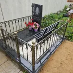 Памятник из чёрного гранита с мраморной крошкой — фото 3