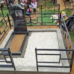 Памятник из чёрного гранита с мраморной крошкой — фото 1