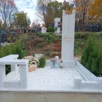 Памятник из коричневого гранита с благоустройством — фото 3