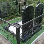 Памятник из коричневого гранита с двумя медальонами — фото 6