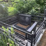 Комплекс: цоколь, ограда, памятник — фото 2