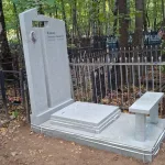 Памятник из серого гранита с цоколем — фото 1