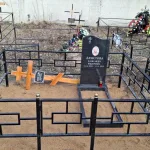 Памятник из коричневого гранита с благоустройством — фото 4