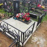 Вертикальный памятник с кованой оградой — фото 2