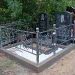 Комплекс: цоколь, ограда, памятник — фото 1