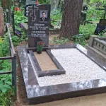 Памятник из коричневого гранита с белой крошкой — фото 1