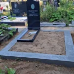 Мемориальный комплекс с плиткой и оградой — фото 1