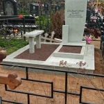 Памятник из белого гранита с цоколем — фото 2