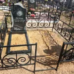 Благоустройство с гранитным цоколем и оградой — фото 2