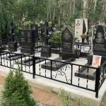 Благоустройство с чёрным памятником и крошкой — фото 6