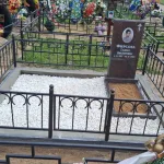 Вертикальный памятник с кованой оградой — фото 4