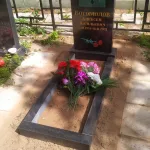 Памятник из коричневого гранита с двумя медальонами — фото 3