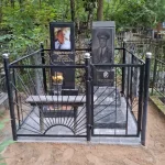 Мемориальный комплекс с плиткой и оградой — фото 2