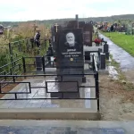 Мемориальный комплекс с плиткой и оградой — фото 8