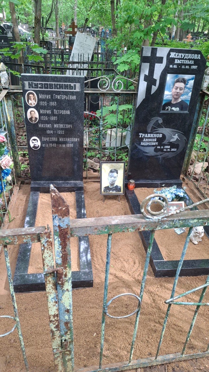 Установка двух памятников на лесном кладбище