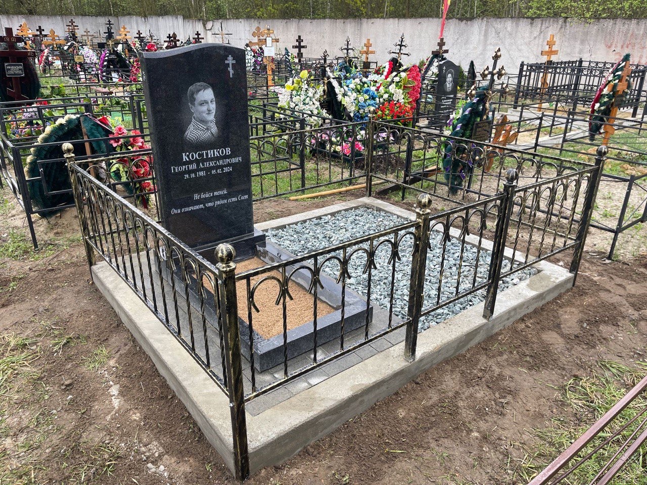 Вертикальный памятник с кованой оградой