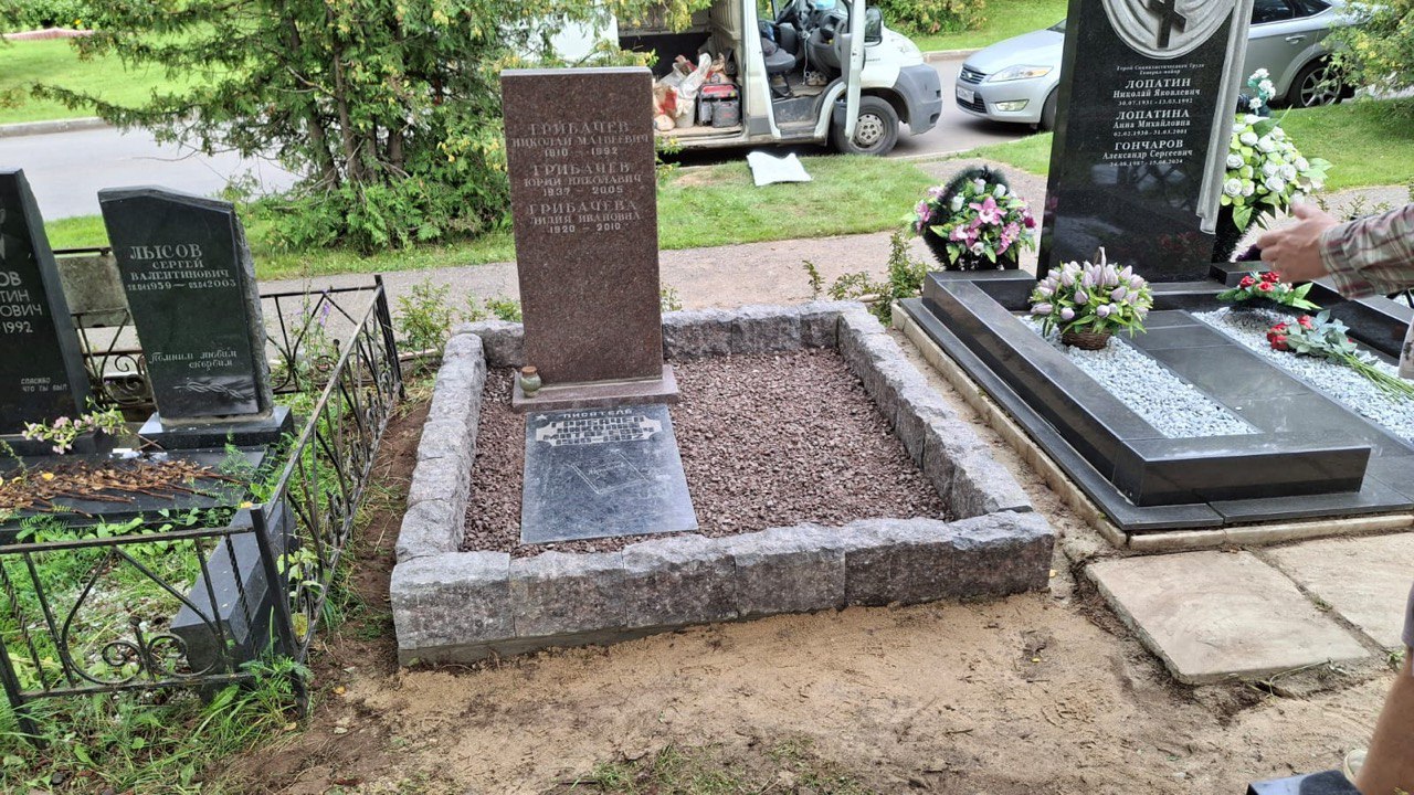 Памятник из коричневого гранита с благоустройством