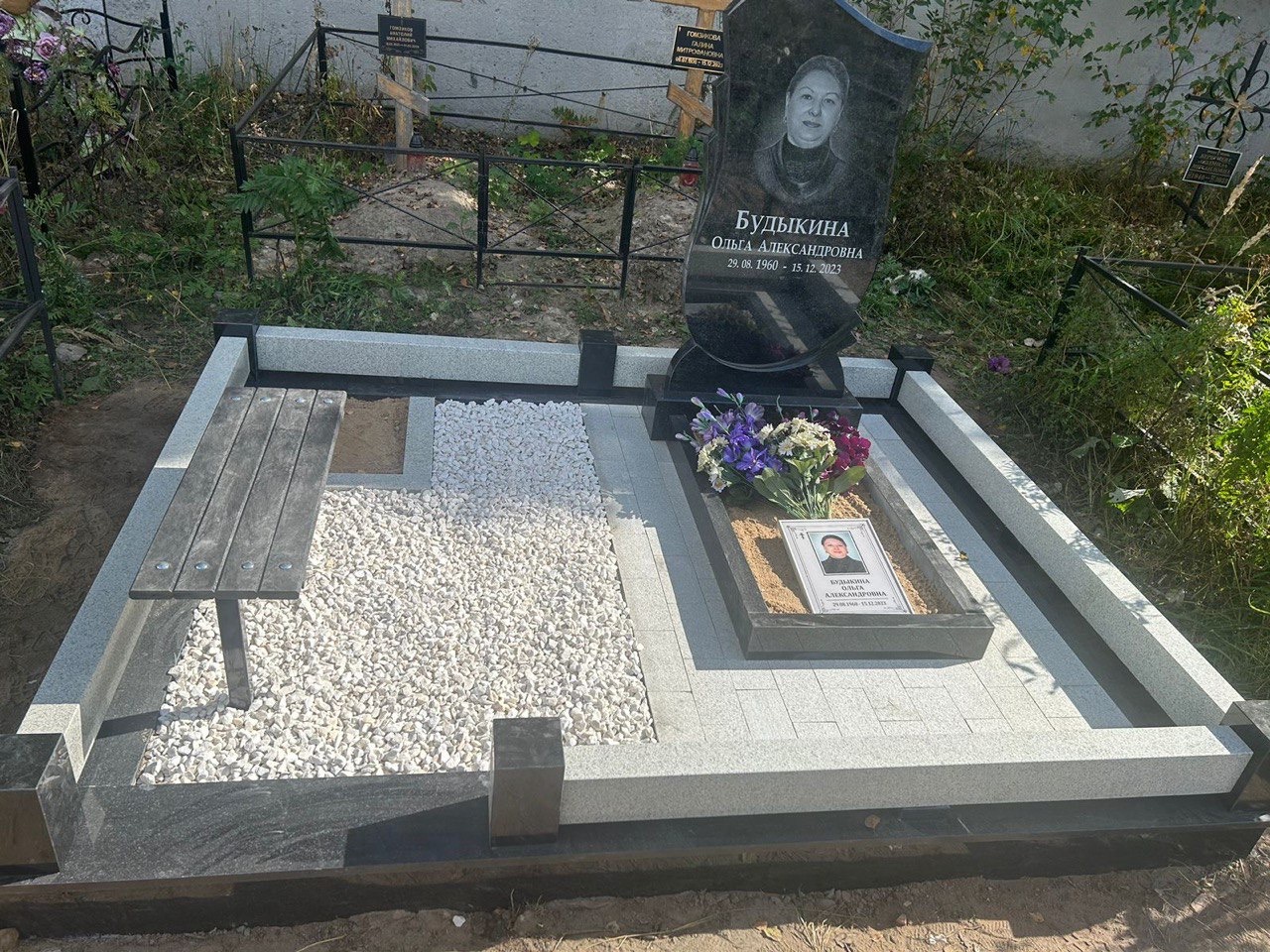 Благоустройство с лавочкой и мраморной крошкой