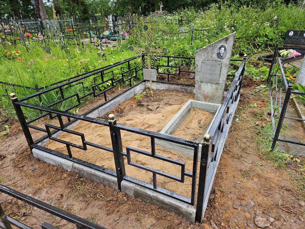 Памятник с благоустройством — работа от unknown