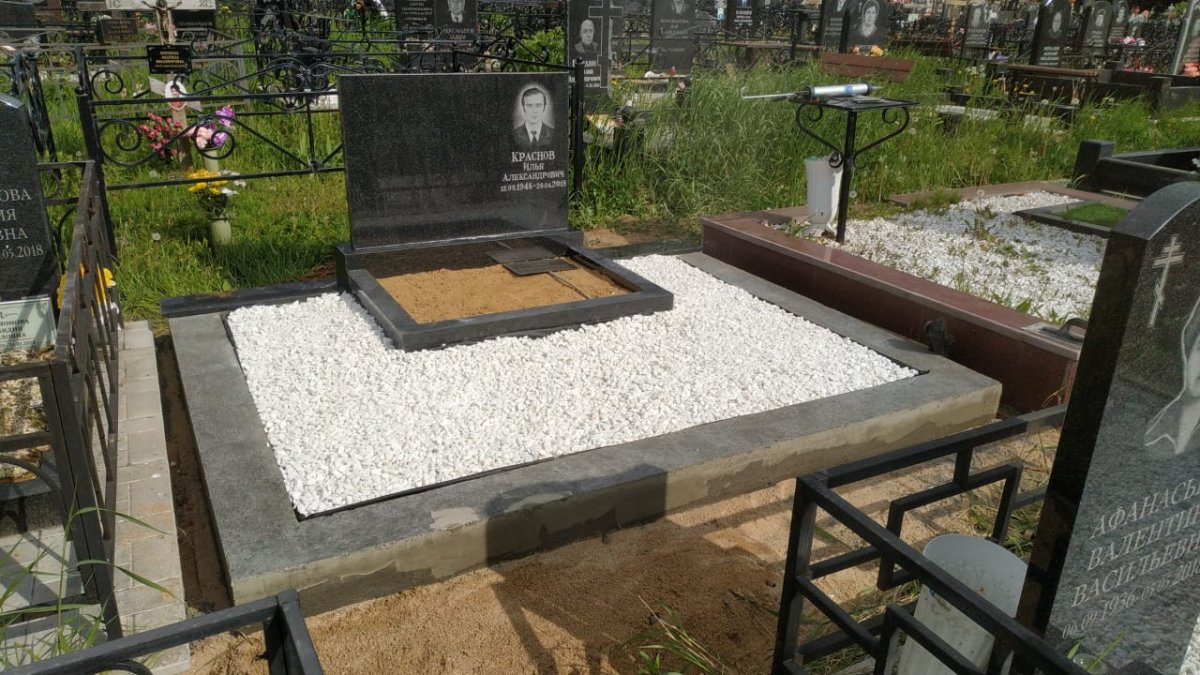 Памятник с благоустройством №1