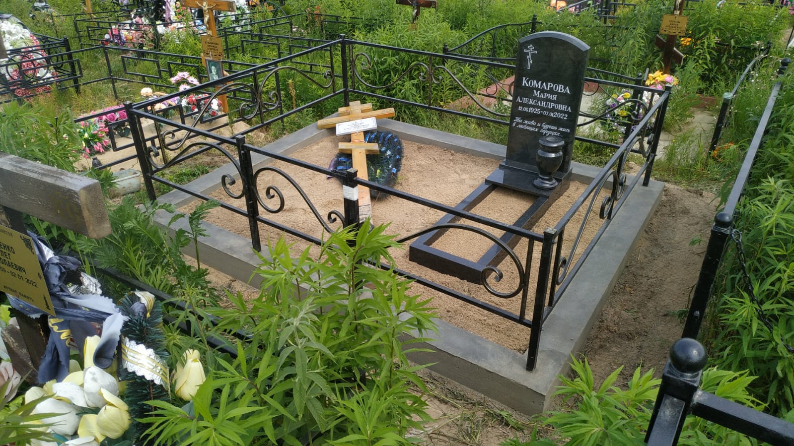 Благоустройство: ограда, крест, цветник