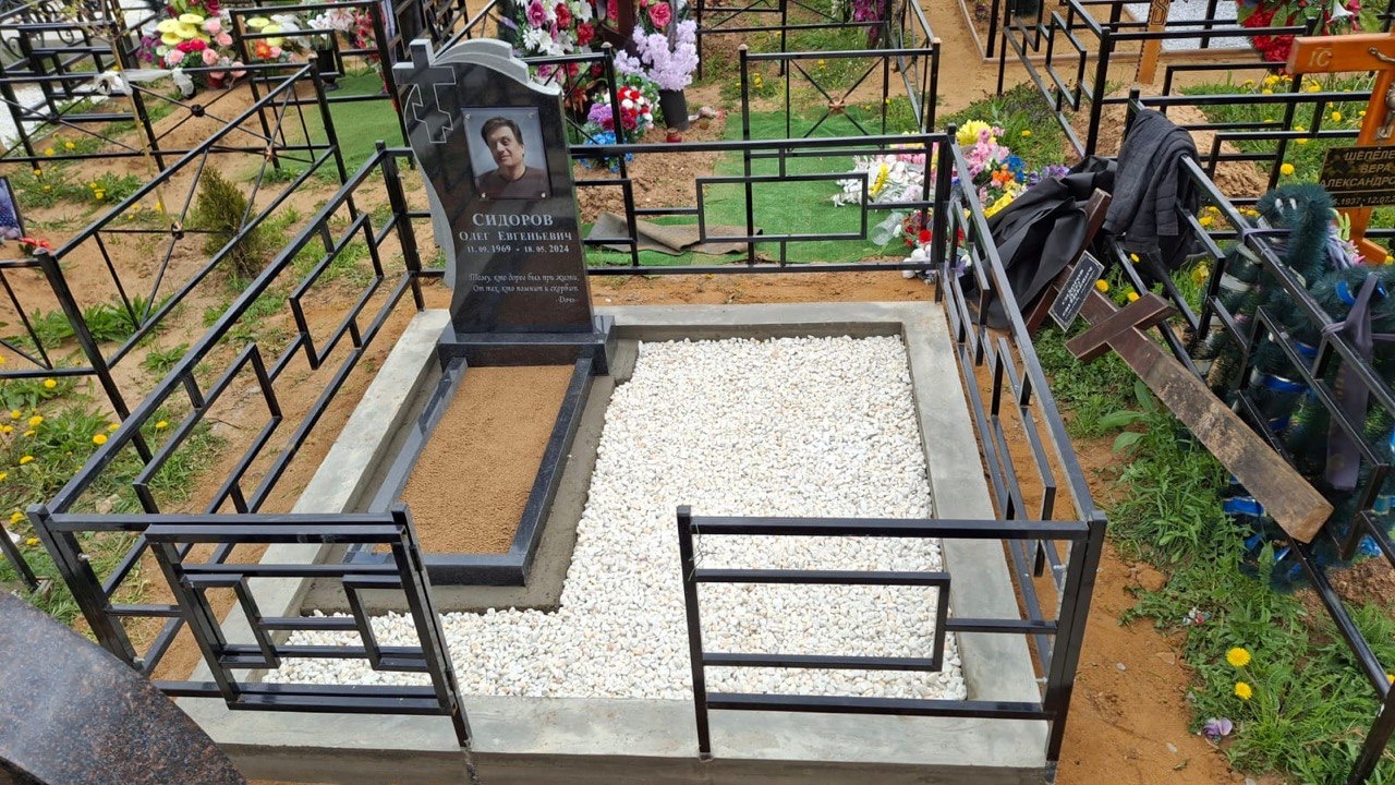 Памятник из чёрного гранита с мраморной крошкой