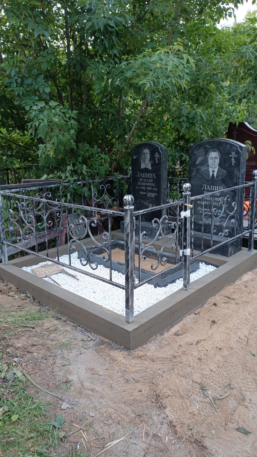 Комплекс: цоколь, ограда, памятник