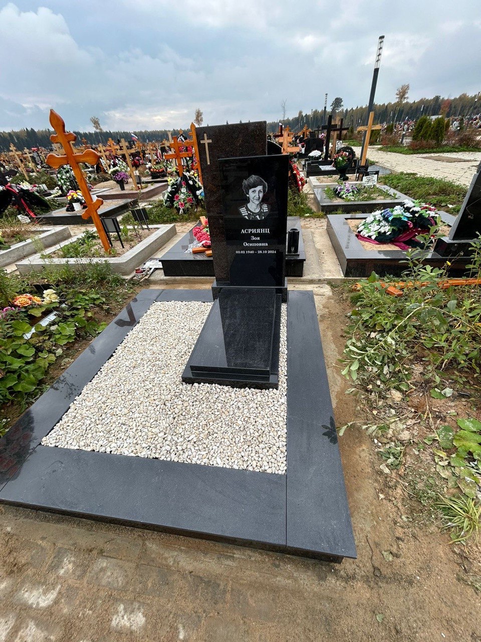 Памятник с гравировкой и белой крошкой