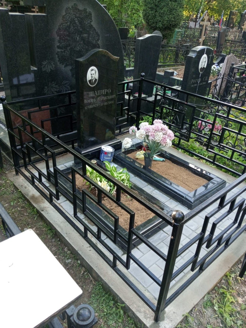 Памятник с благоустройством — работа от unknown