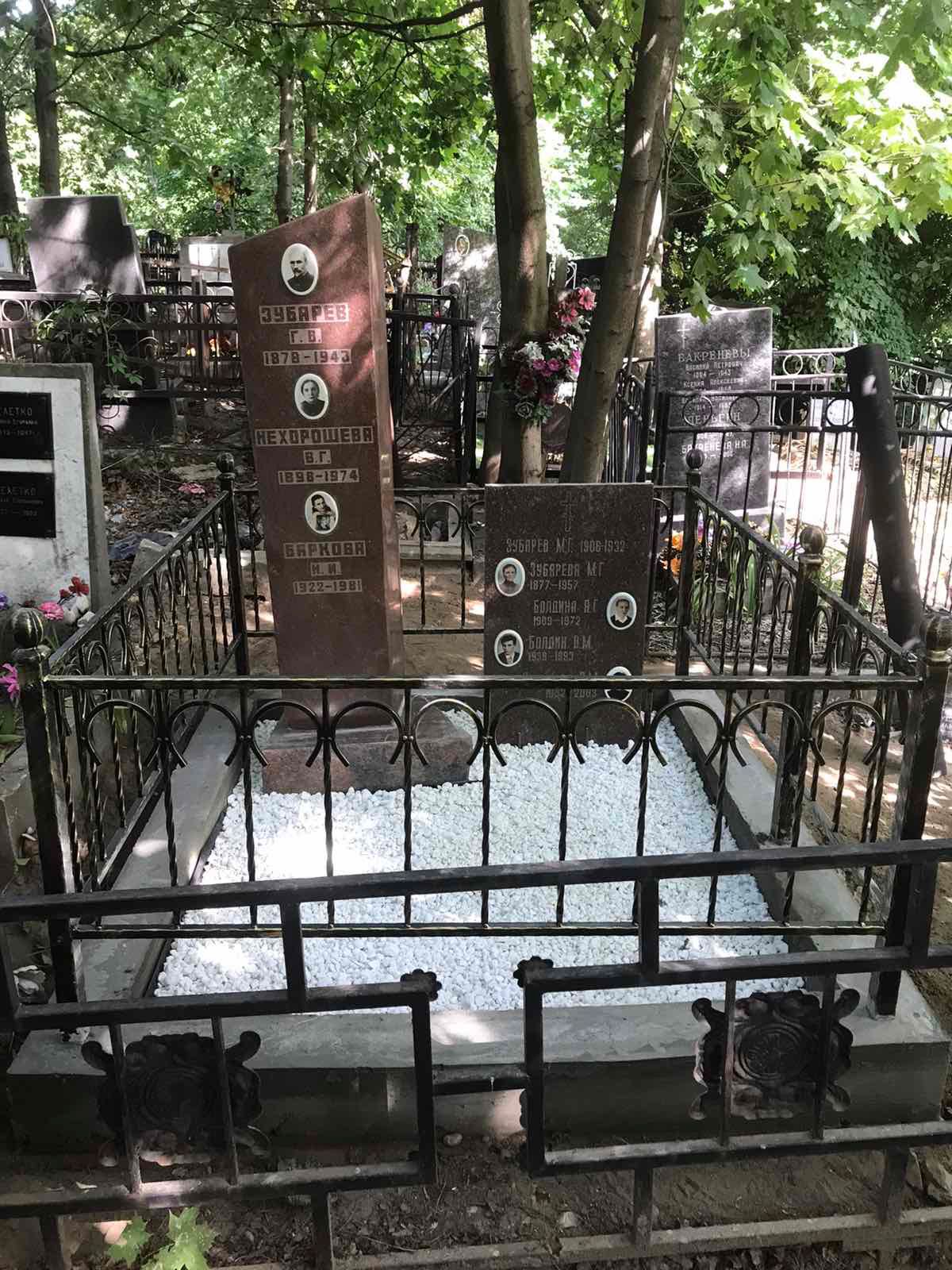 Благоустройство захоронений: плитка и ограда