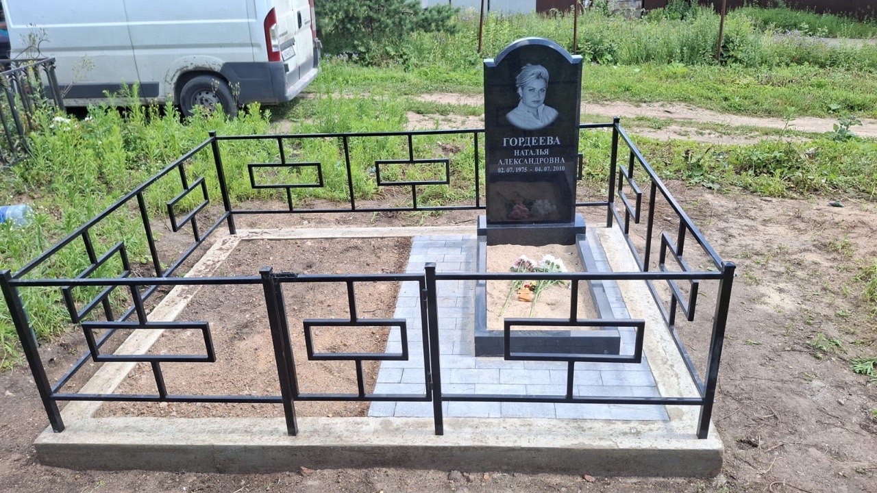 Памятник с благоустройством — работа от unknown