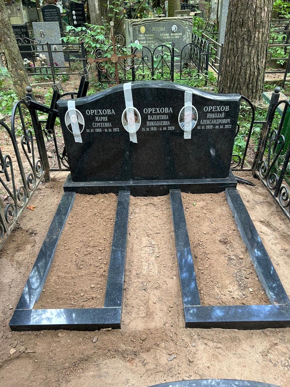 Горизонтальный памятник на троих