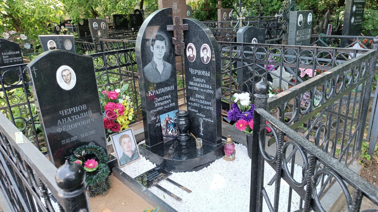 Благоустройство с оградой и цветником