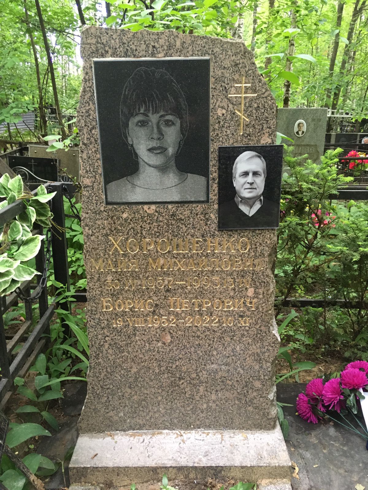 Памятник из коричневого гранита с портретной гравировкой
