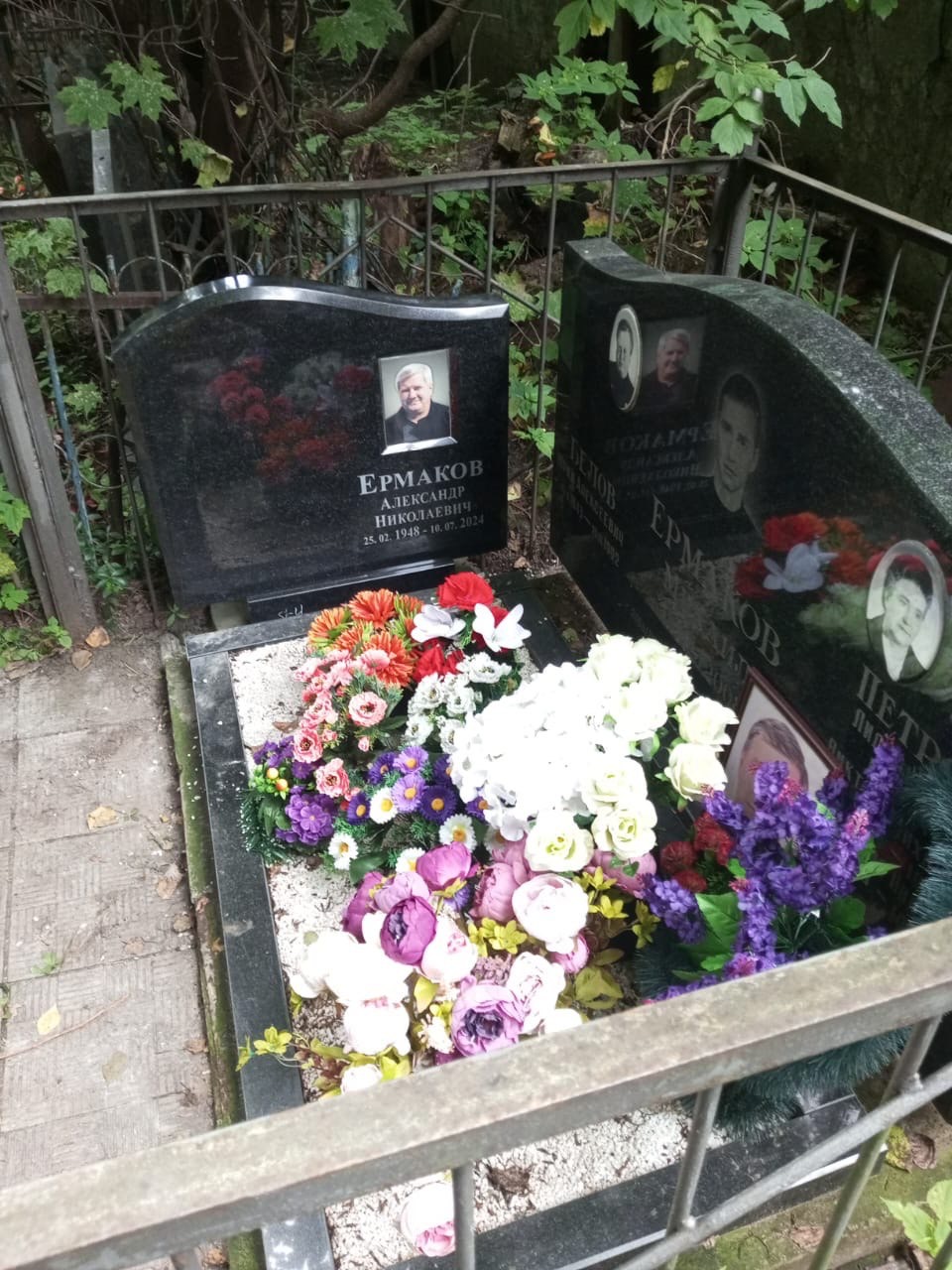 Памятник с цветочной композицией