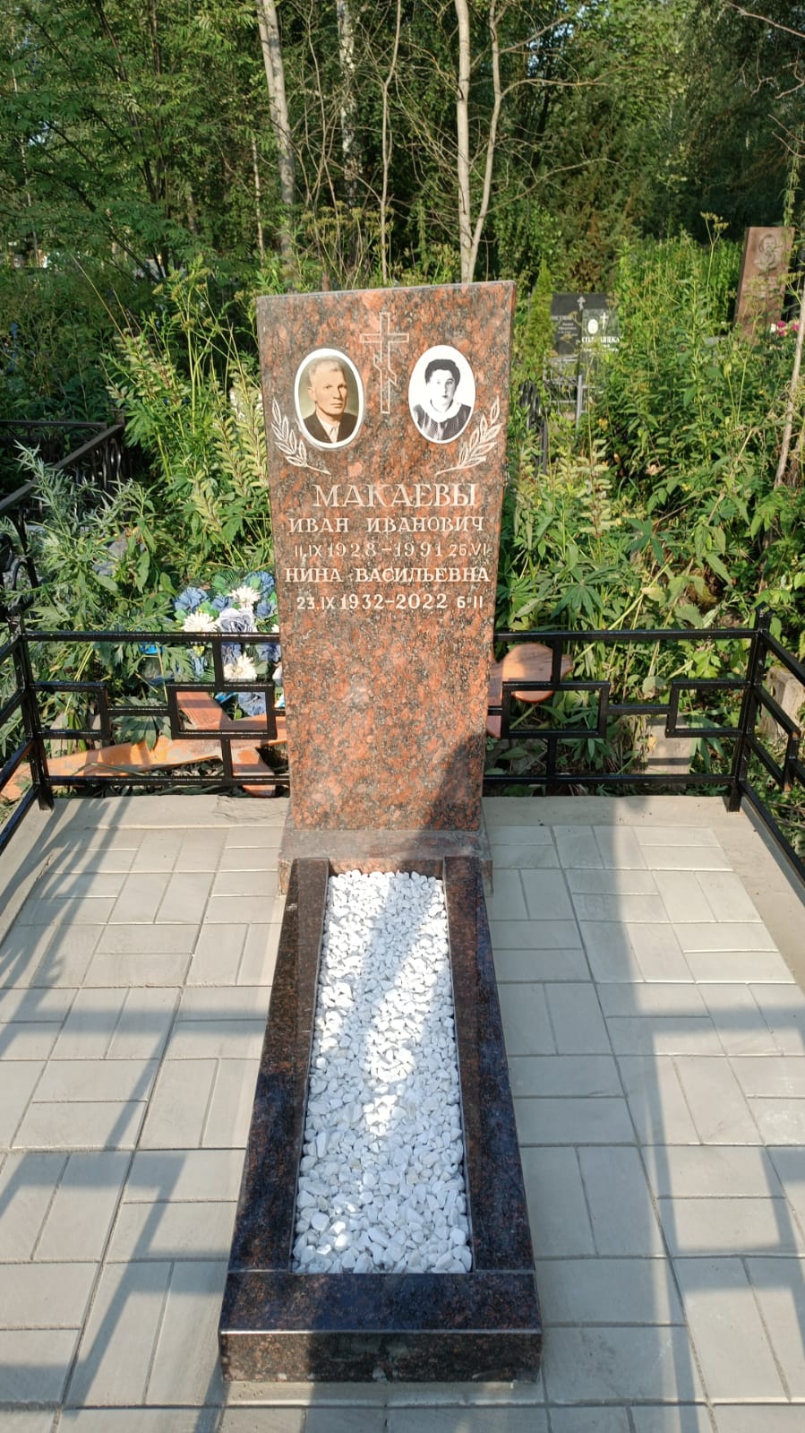 Памятник из коричневого гранита с двумя медальонами