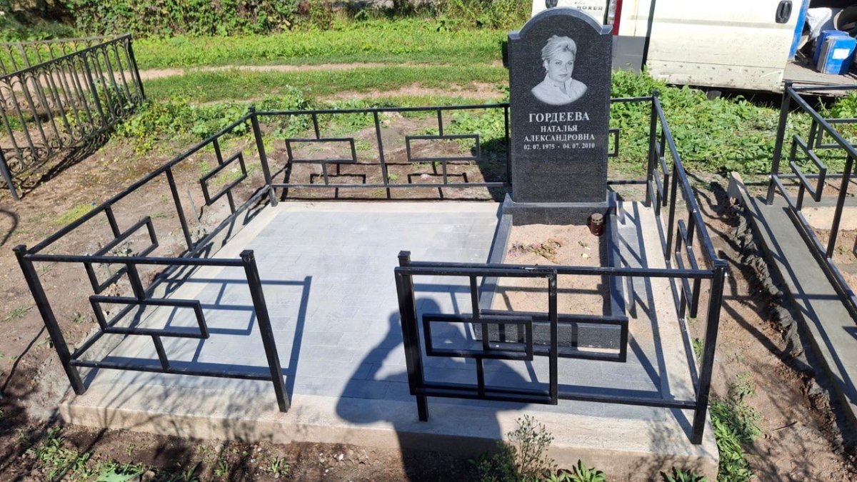 Памятник с благоустройством №44