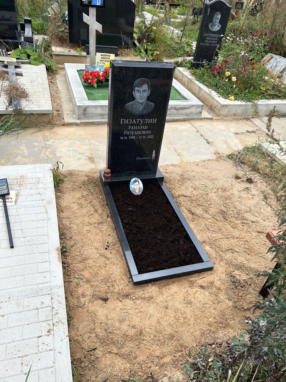 Памятник с благоустройством — работа от unknown